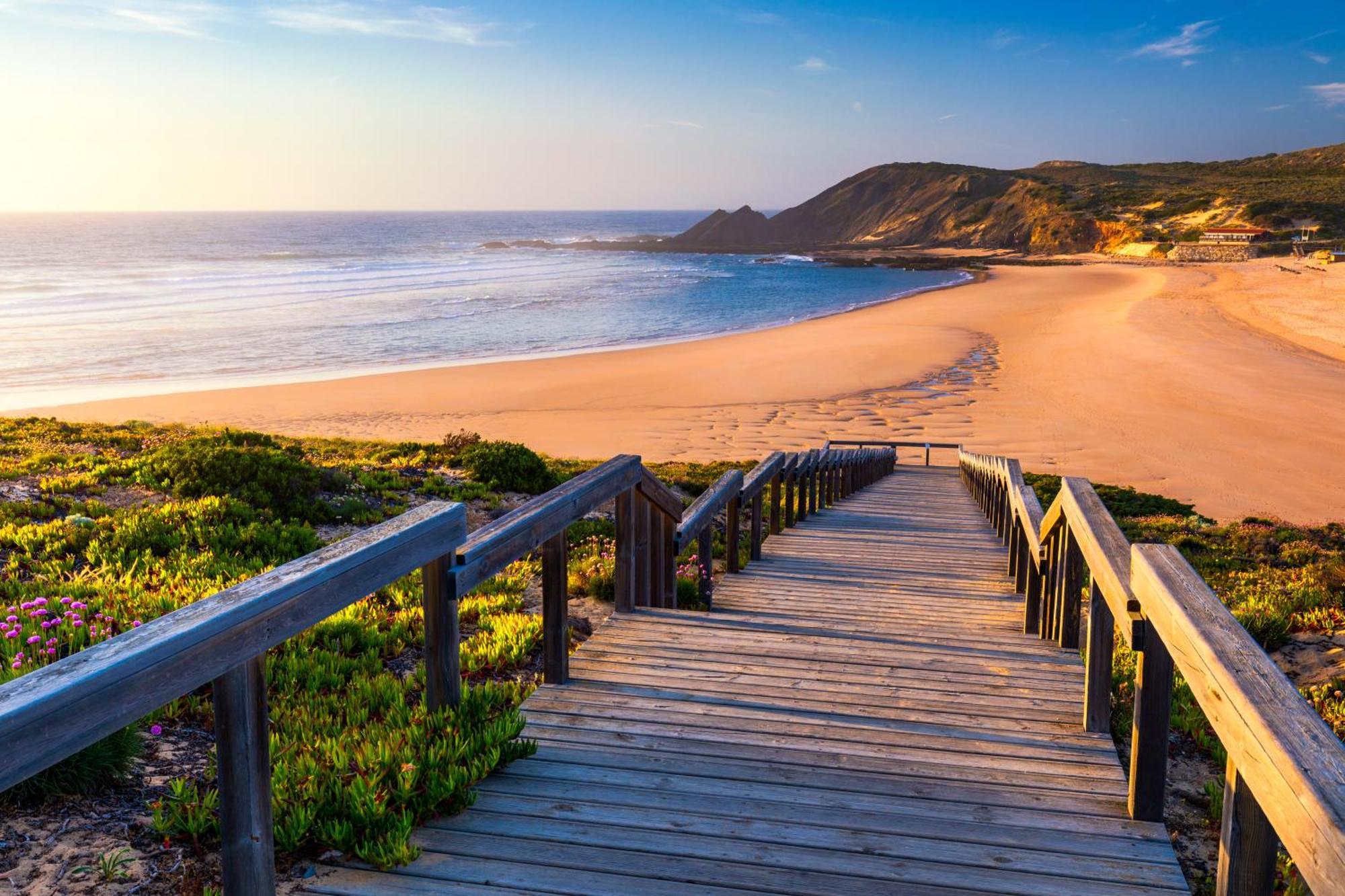 Villa As Andorinhas - Walking Distance To Monte Clerigo And Amoreira Beaches *